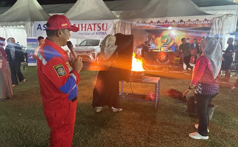 Warga Antusias Ikuti Simulasi Pemadaman Api, Damkar Kutim Edukasi Bahaya Kebakaran di Expo 2025