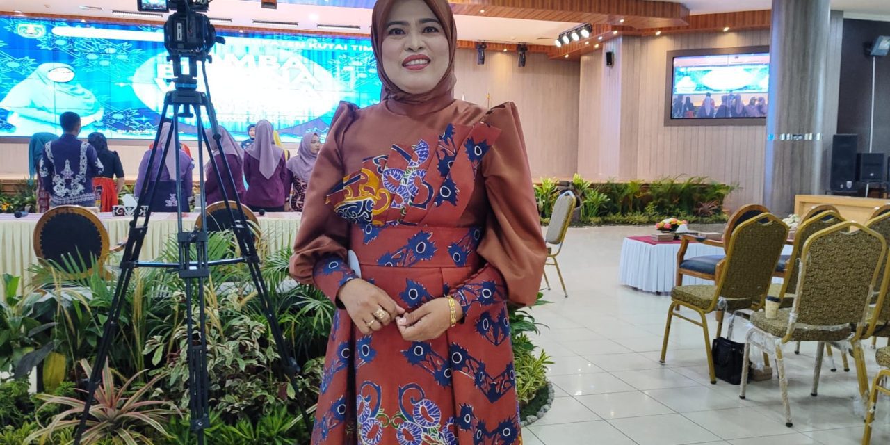 Bunga Telang Jadi Motif Unggulan dalam Lomba Warsa Busana, Camat Hasdiah Curi Perhatian