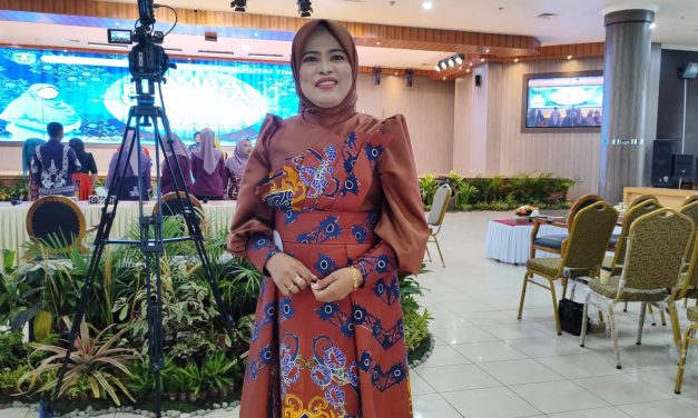 Bunga Telang Jadi Motif Unggulan dalam Lomba Warsa Busana, Camat Hasdiah Curi Perhatian