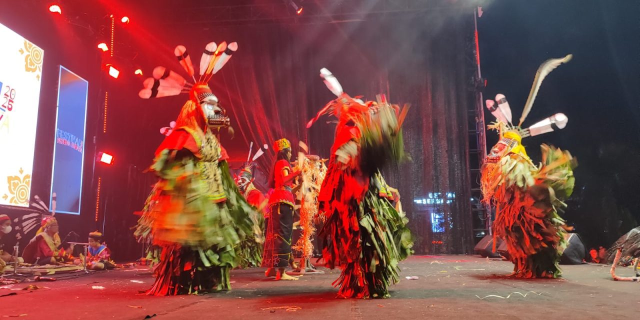 Tari Hudoq Tampil Memukau di Malam Penutupan Festival Pesona Budaya Kutim 2025