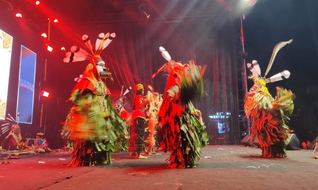 Tari Hudoq Tampil Memukau di Malam Penutupan Festival Pesona Budaya Kutim 2025