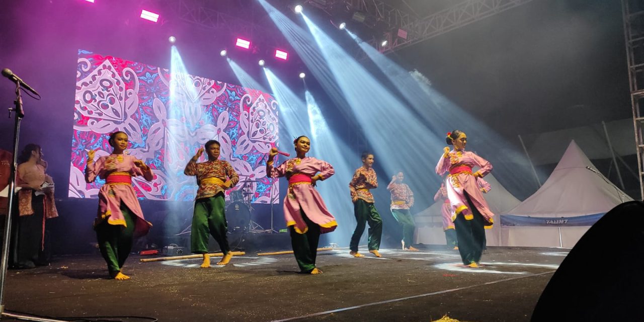 Penampilan Tari Etam Bejepen Menghipnotis Pengunjung di Malam Penutupan Magic Land
