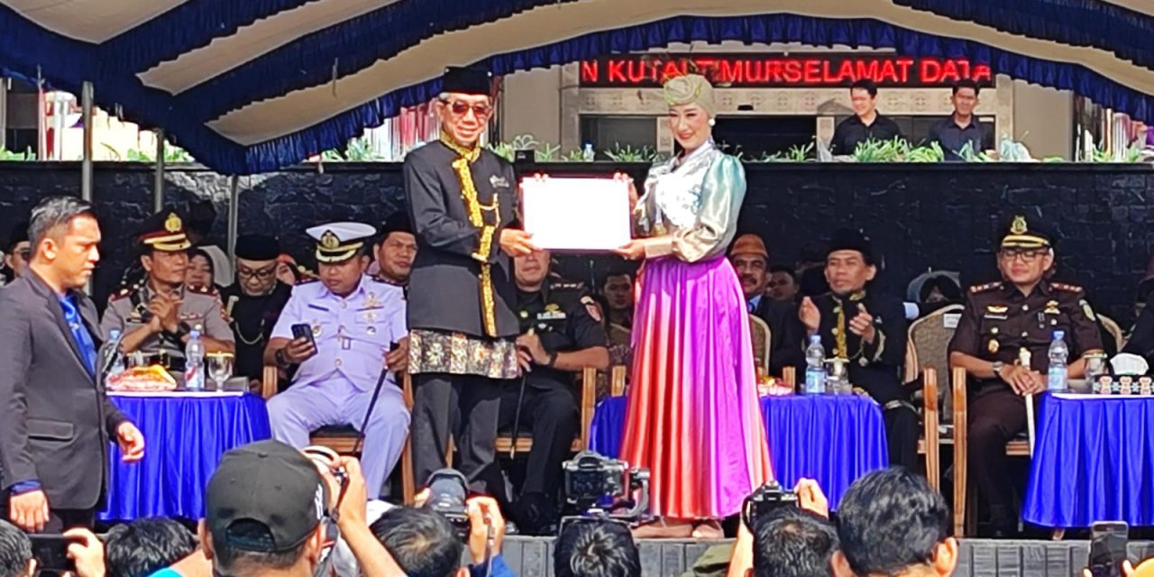 Bupati Kutim Serahkan Penghargaan bagi Guru Berprestasi pada Peringatan HGN 2025