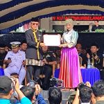 Bupati Kutim Serahkan Penghargaan bagi Guru Berprestasi pada Peringatan HGN 2025