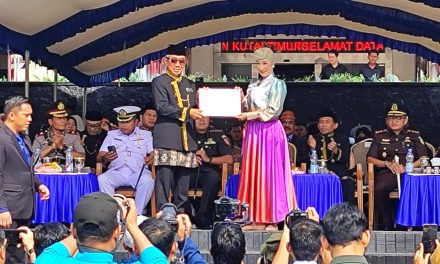 Bupati Kutim Serahkan Penghargaan bagi Guru Berprestasi pada Peringatan HGN 2025