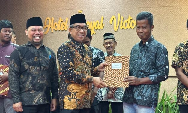 Bupati Kutim Apresiasi Garda Terdepan Kebersihan, Tambahkan Bonus untuk 30 Petugas Teladan