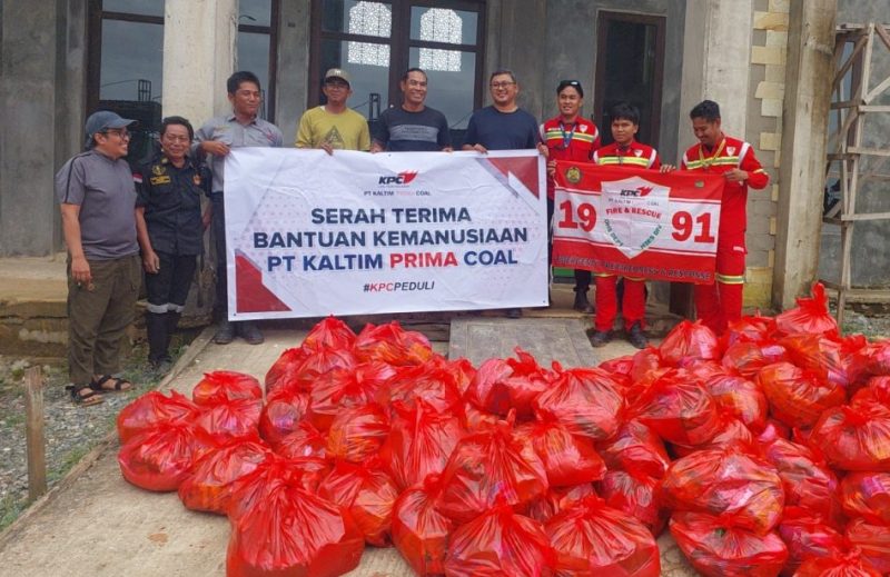 KPC Distribusikan 500 Paket Sembako untuk Warga Terdampak Banjir di Sangatta Selatan