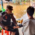 Aksi Kemanusiaan Polres Kutim, 13 Warga Terdampak Banjir Dapat Pengobatan Gratis