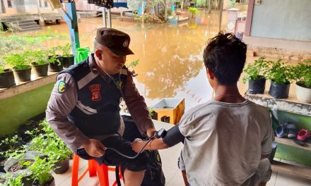 Aksi Kemanusiaan Polres Kutim, 13 Warga Terdampak Banjir Dapat Pengobatan Gratis
