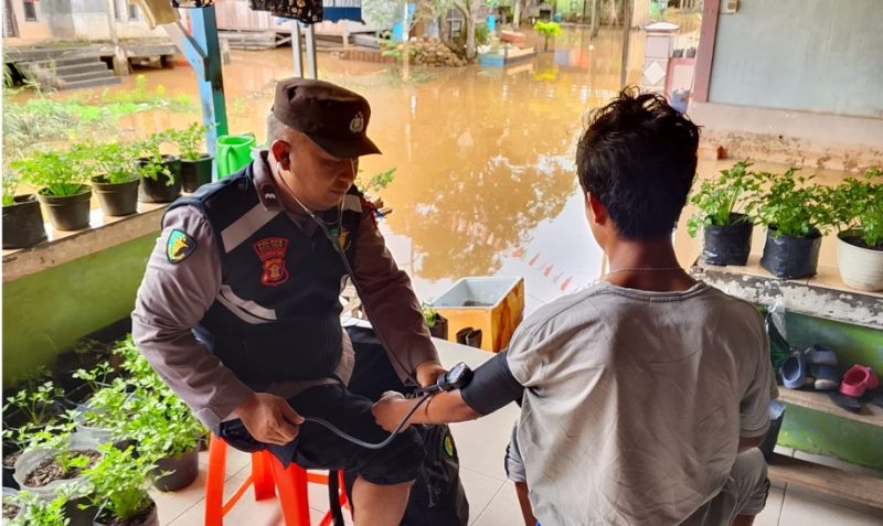 Aksi Kemanusiaan Polres Kutim, 13 Warga Terdampak Banjir Dapat Pengobatan Gratis