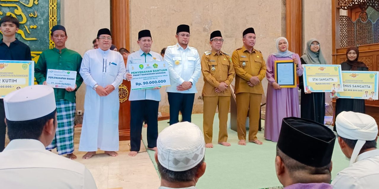 Safari Ramadan di Sangatta, Gubernur Rudi Mas’ud Salurkan Beasiswa dan Bantuan Sosial untuk Warga Kutim