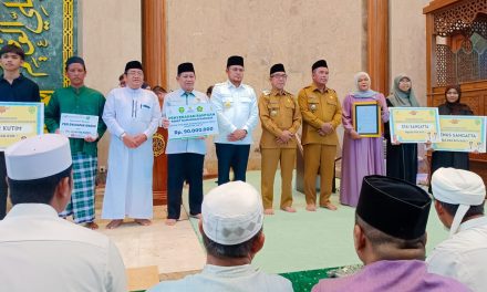 Safari Ramadan di Sangatta, Gubernur Rudi Mas’ud Salurkan Beasiswa dan Bantuan Sosial untuk Warga Kutim