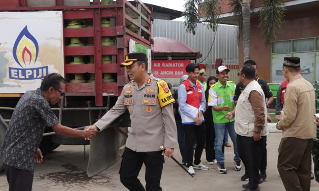 Cegah Penimbunan Gas Jelang Hari Raya, TNI-Polri Dampingi Wabup Kutim Susuri Agen LPG