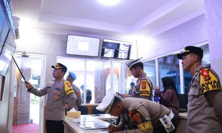 Kapolres Kutim Pantau Arus Mudik di Pos Terpadu Simpang Tiga Sangatta