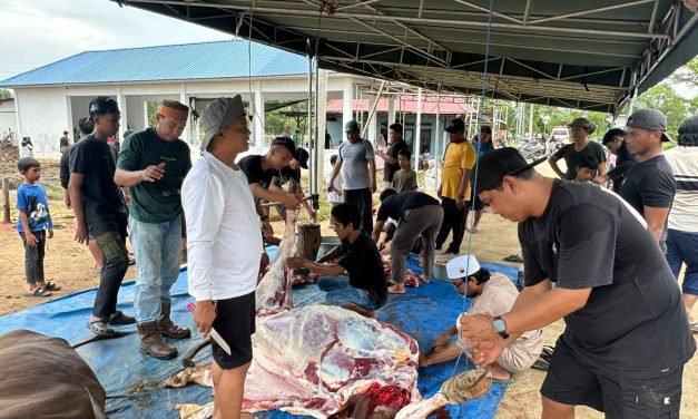 Masjid Jannatul Huda Kanal 3 Sembelih 5 Hewan Kurban, Dua Sapi Bantuan Bupati dan Wabup Kutim