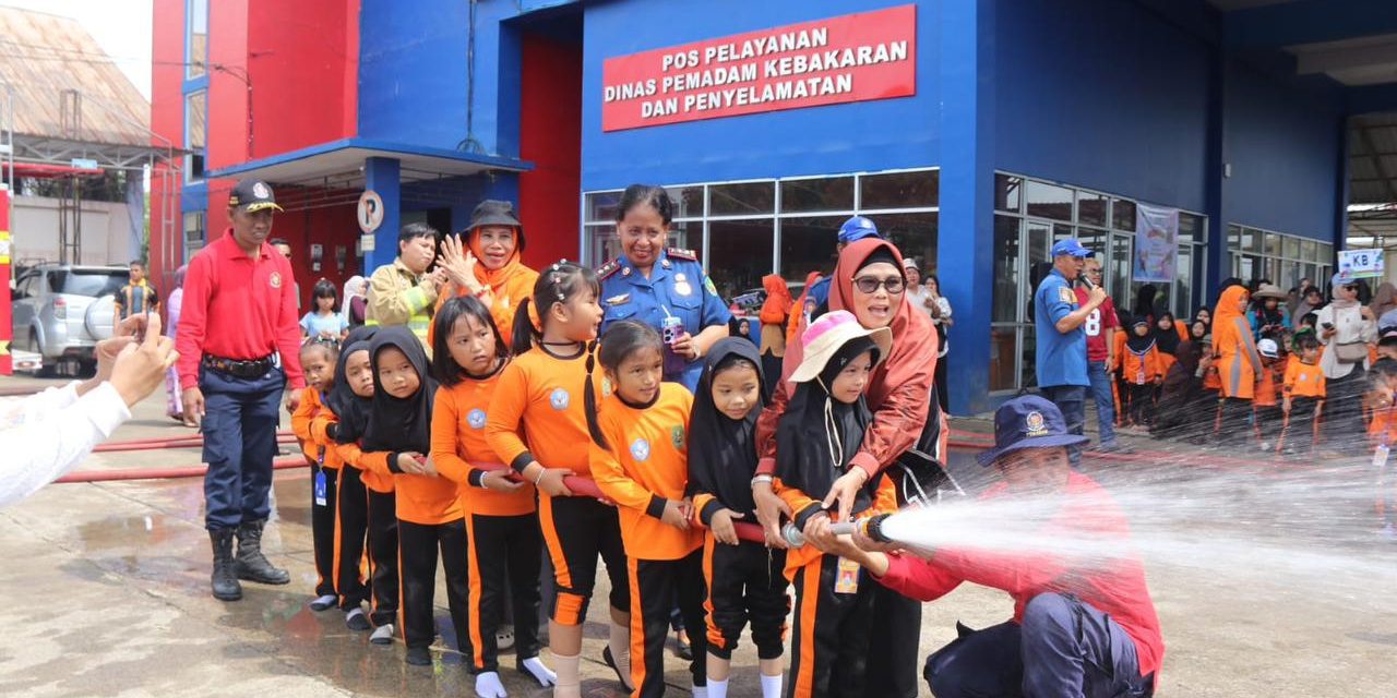 Antusias! Anak PAUD Kutim Coba Selang Damkar,