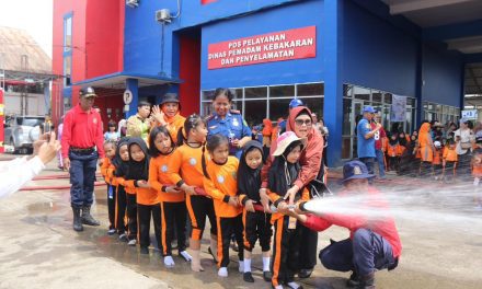 Antusias! Anak PAUD Kutim Coba Selang Damkar,