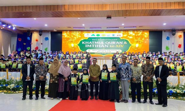 Bupati Kutim Beri Hadiah Santri Penghafal Al-Qur’an di SDIT Daarussalam