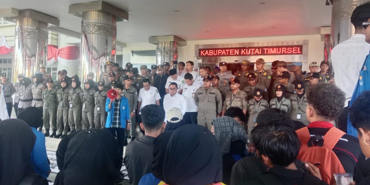Mahasiswa Kutim Turun ke Jalan Saat Hardiknas, Polres Kawal Humanis