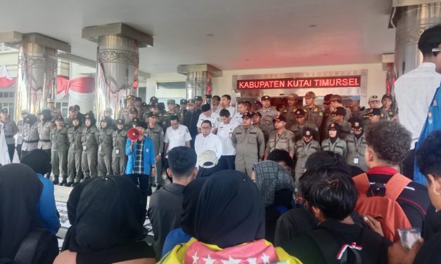 Mahasiswa Kutim Turun ke Jalan Saat Hardiknas, Polres Kawal Humanis