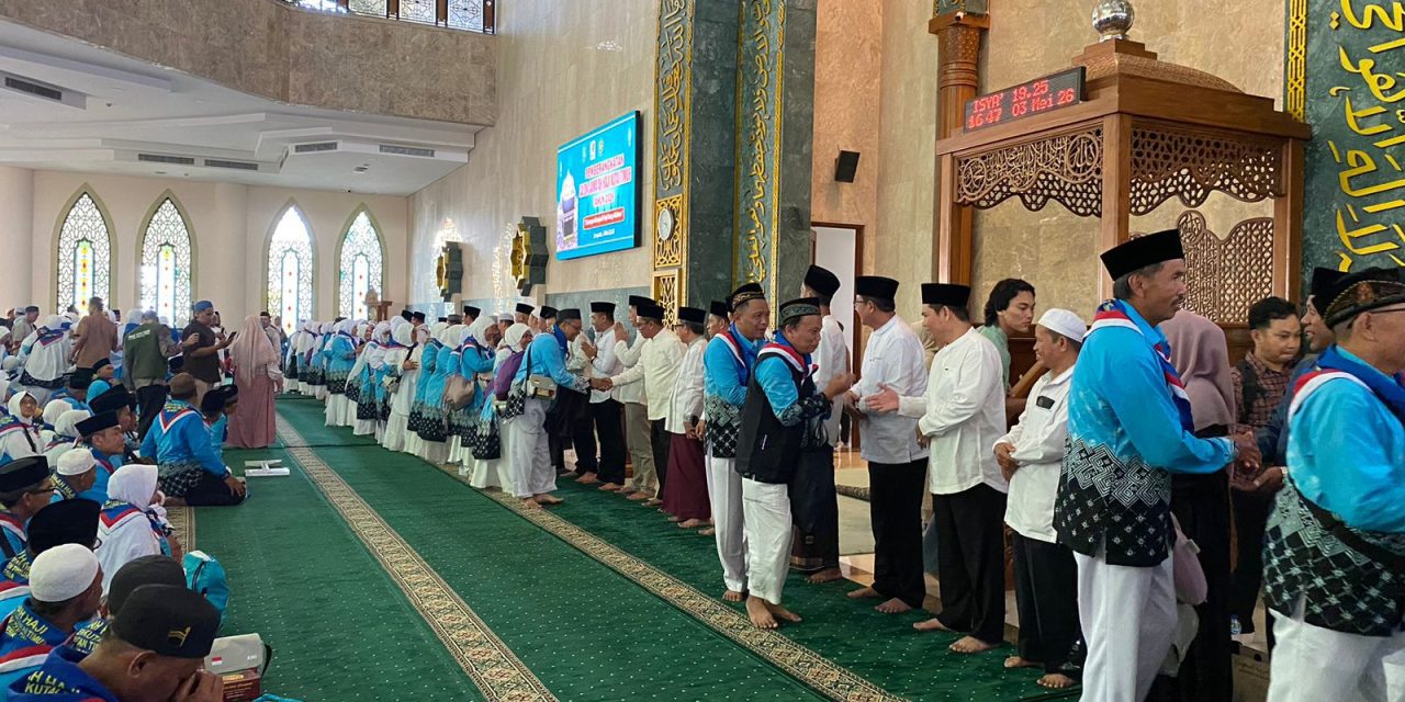 170 Jamaah Haji Kutim Dilepas, Tangis Haru Iringi Keberangkatan ke Tanah Suci