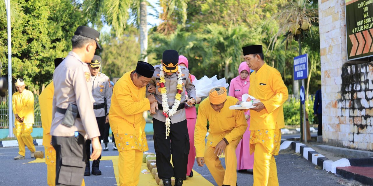 AKBP Aryansyah Disambut Tradisi Tepung Tawar, Resmi Pimpin Polres Kutai Timur