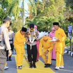 AKBP Aryansyah Disambut Tradisi Tepung Tawar, Resmi Pimpin Polres Kutai Timur