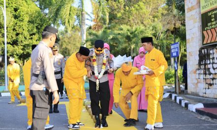 AKBP Aryansyah Disambut Tradisi Tepung Tawar, Resmi Pimpin Polres Kutai Timur