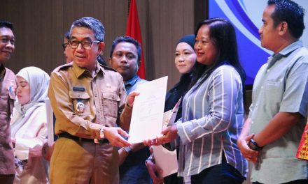 Pemkab Kutim Serahkan 121 Sertifikat HKI Kepada Pelaku UMKM