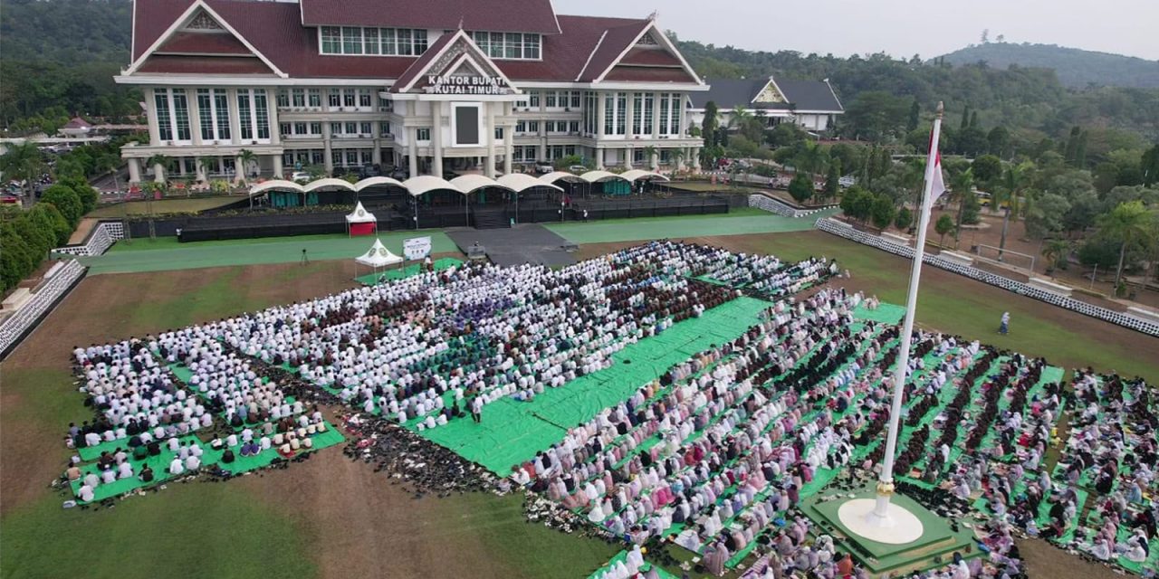 Ribuan Jamaah Ikuti Sholat Istisqa di Halaman Kantor Bupati Kutim
