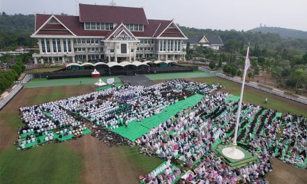 Ribuan Jamaah Ikuti Sholat Istisqa di Halaman Kantor Bupati Kutim