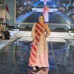 Masriati Mahyunadi Tampil di Catwalk BIFF, Batik Wakaroros Kutim Curi Perhatian