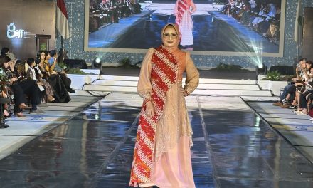 Masriati Mahyunadi Tampil di Catwalk BIFF, Batik Wakaroros Kutim Curi Perhatian