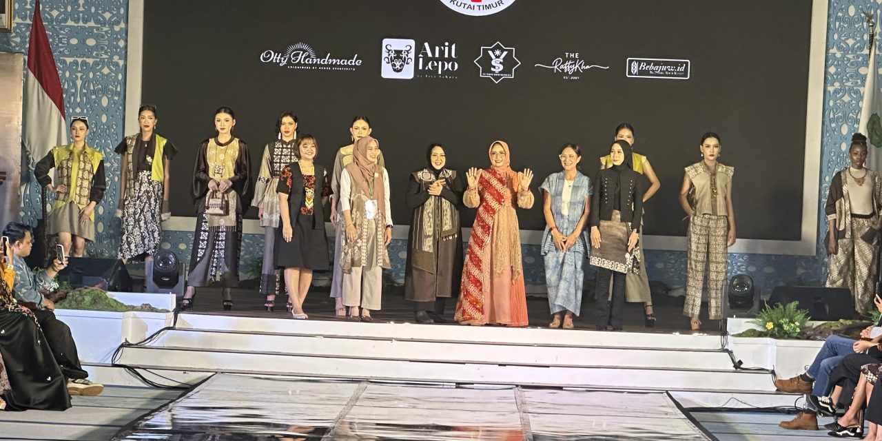 Tampil Memukau, Dekranasda Kutim Tampilkan Batik Wakaroros Lewat Panggung BIFF