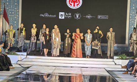 Tampil Memukau, Dekranasda Kutim Tampilkan Batik Wakaroros Lewat Panggung BIFF
